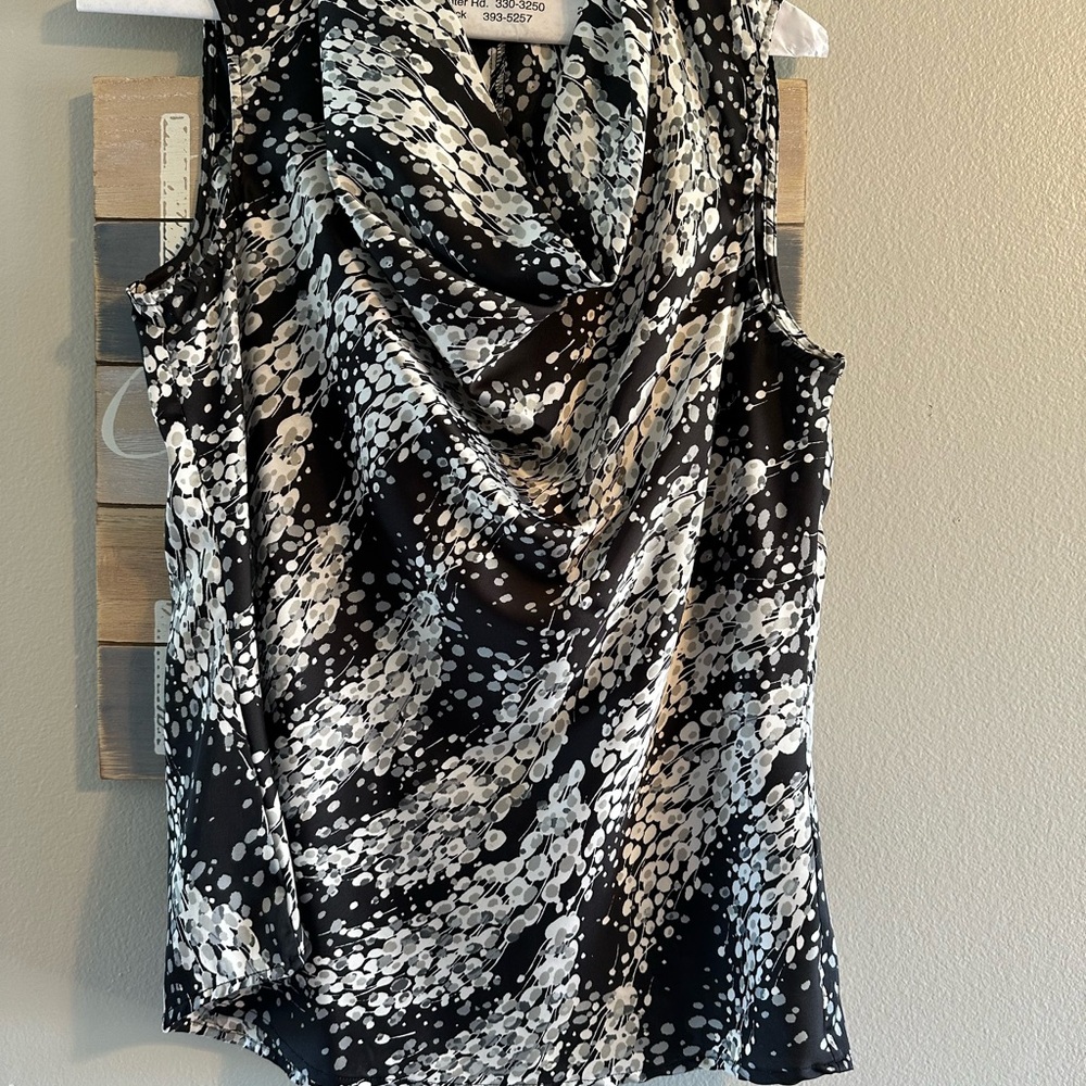 Stylish Black and White Sleeveless Top